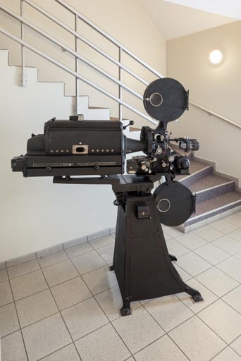 Projecteur Etoile Film (Lyon) équipé d'un système sonore Appareils Sonores "Universel" (Paris), présenté dans le hall d'entrée.