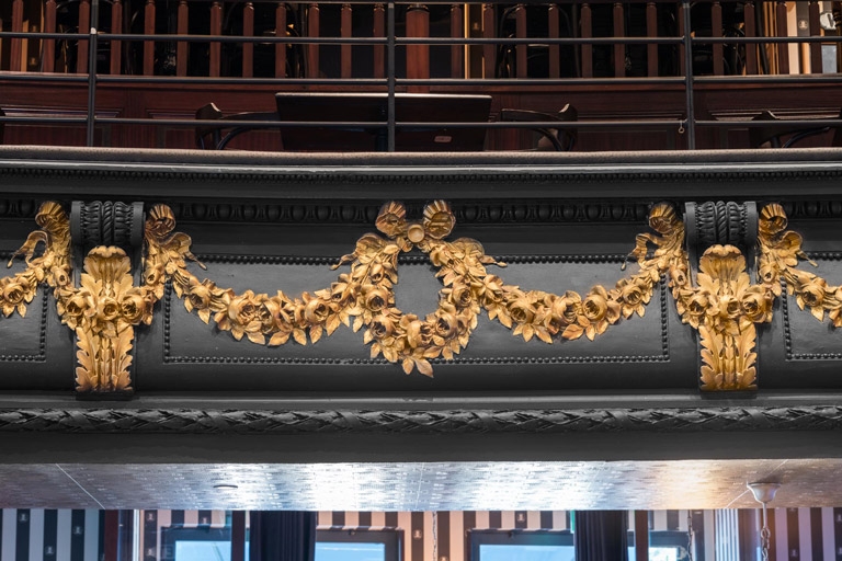 Balcon : décor du garde-corps.