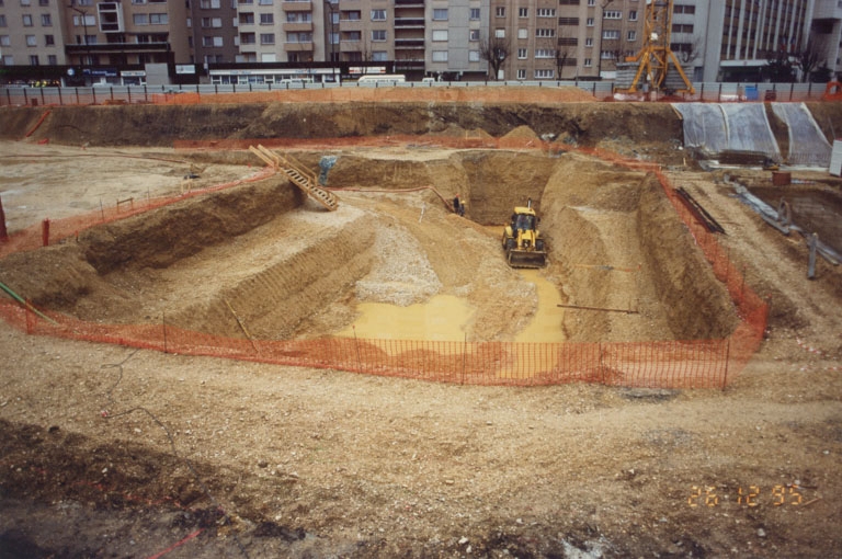 Chantier de terrassement vu de l'est, le 26 décembre 1995. Boulevard de la Marne à l'arrière-plan.