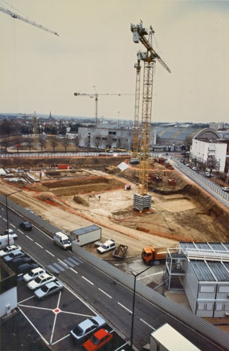 Chantier de terrassement vu du sud, début 1996. Boulevard de Champagne au 2e plan.