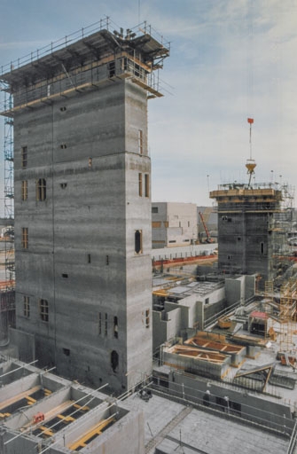 Construction des tours pour les circulations verticales et les gaines. Début 1996.