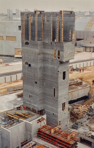 Construction de la tour nord-est pour escalier et gaine. Début 1996.
