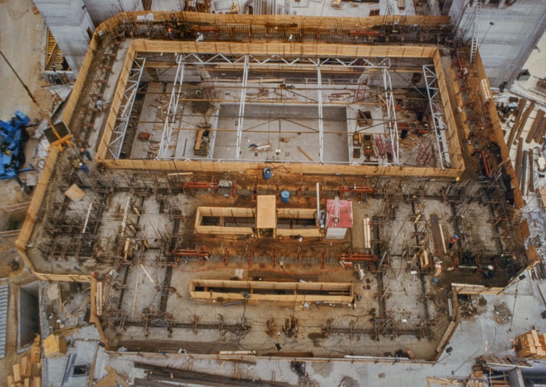 Construction : vue plongeante sur la cage de scène, depuis le sud. 1er juillet 1996.