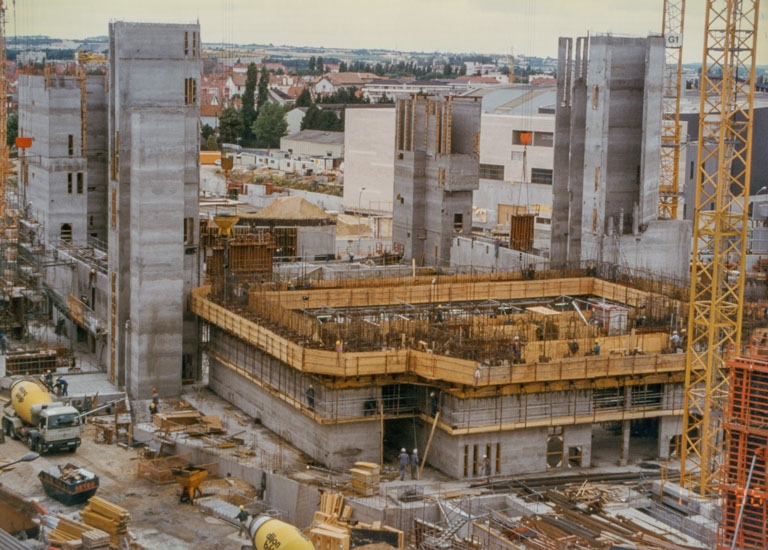 Construction : vue d'ensemble de la cage de scène, depuis le sud. 1er juillet 1996.