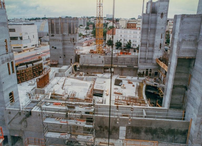 Construction : vue d'ensemble de la salle, depuis l'ouest. S.d. [juin-juillet 1996].
