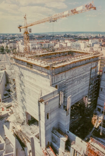 Construction : vue plongeante sur la cage de scène, depuis le nord-est. 29 juillet 1996.