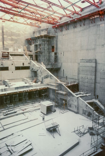 Construction : escalier et balcon latéral de la salle ("plateau latéral côté jardin"). 6 janvier 1997.