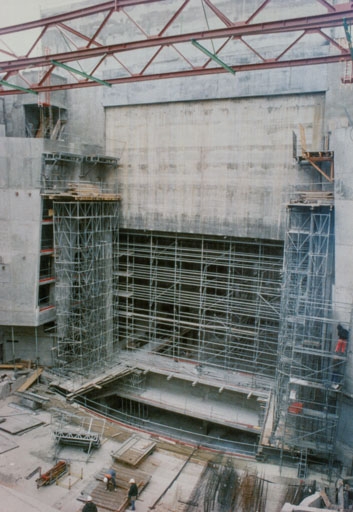 Construction : fosse d'orchestre et cage de scène, depuis le nord. 3 février 1997.