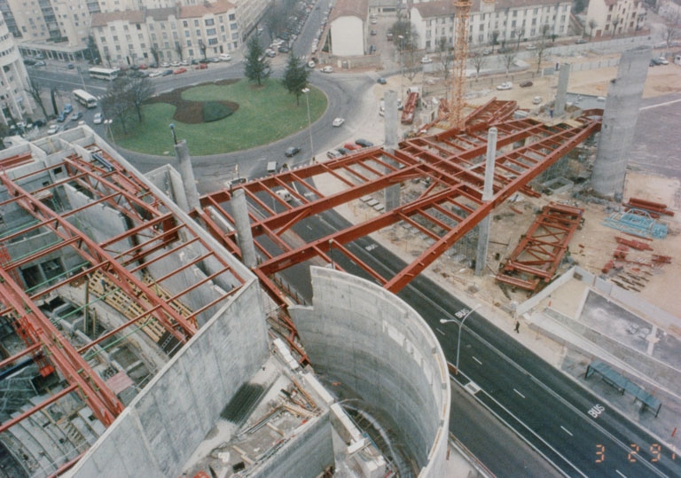 Construction : charpente métallique du corps enjambant le boulevard de Champagne. 3 février 1997.
