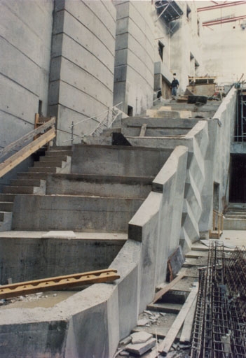 Construction : escalier et balcon latéral de la salle ("plateau latéral côté cour"). Début 1997.