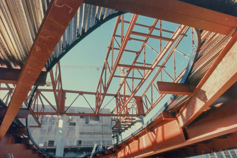 Construction : charpente métallique supportant le puits de lumière, vue du sol. 1er avril 1997.