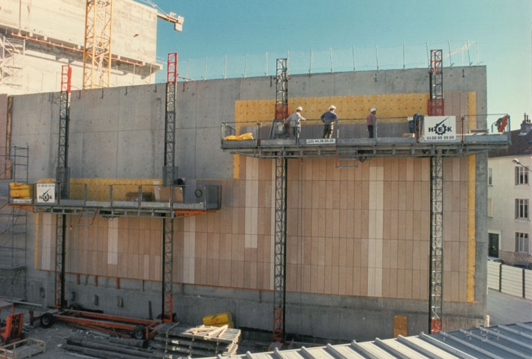 Construction : isolation d'un mur. 1er avril 1997.