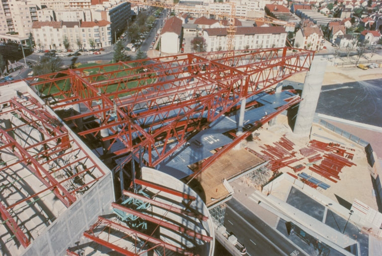 Construction : charpente métallique du corps enjambant le boulevard de Champagne. 1er avril 1997.