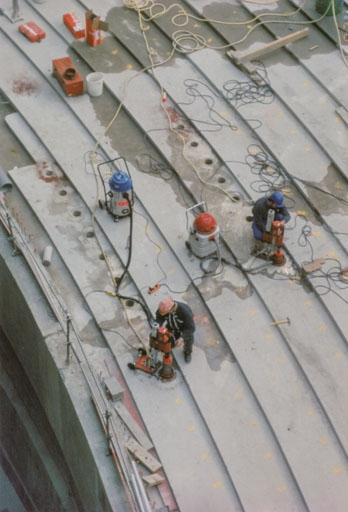 Construction : carottage des conduits de ventilation des fauteuils. 1er avril 1997 (?).