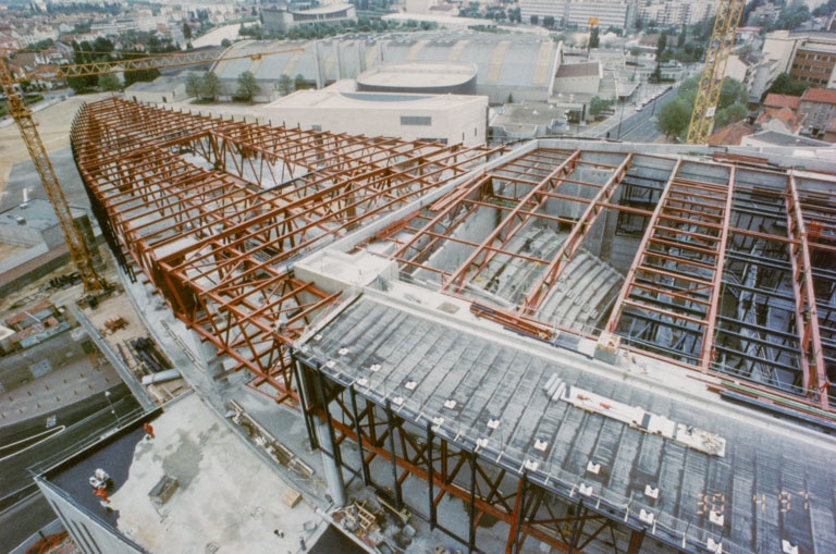 Construction : charpente métallique de la salle et du corps enjambant l'avenue de Champagne. 30 avril 1997.
