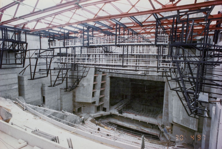 Construction : passerelles, structures métalliques des réflecteurs accoustiques et cadre de scène. 30 avril 1997.