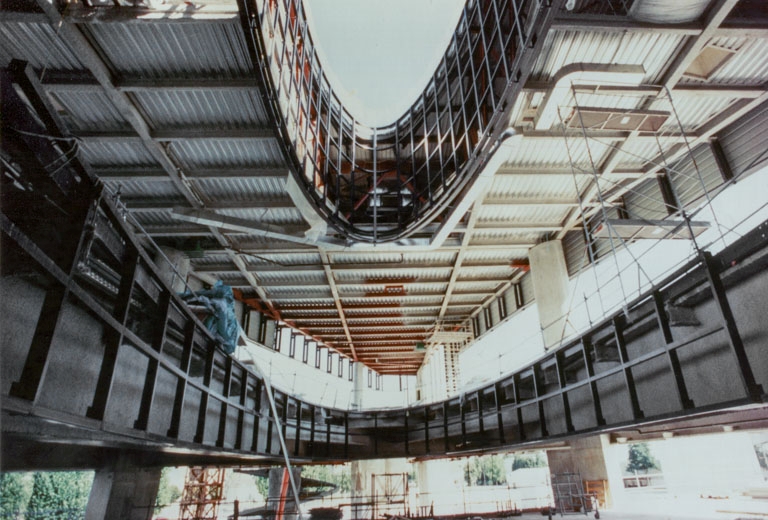 Construction : puits de lumière, vu du sol. S.d. [mi 1997 ?].