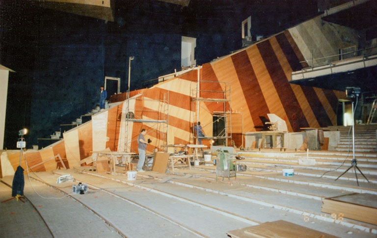 Construction : habillage du balcon latéral de la salle, côté cour. 6 avril 1998.