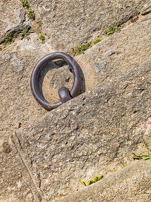 Détail d'un organeau sur le port Villiers à Chalon-sur-Saône (71).