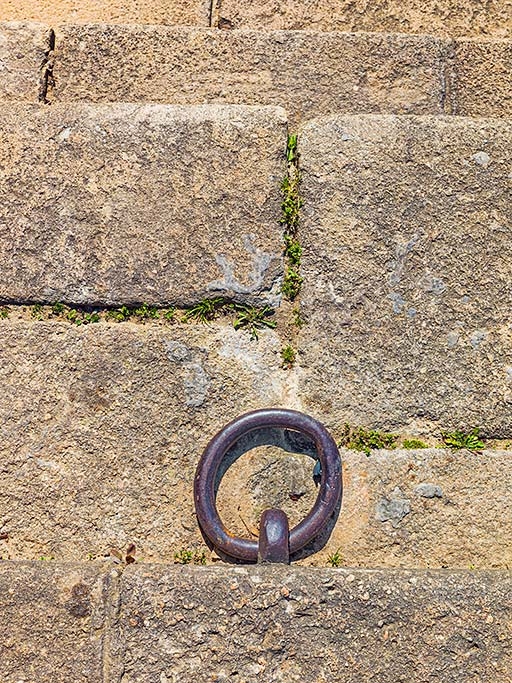 Détail d'un organeau sur le port Villiers à Chalon-sur-Saône (71).