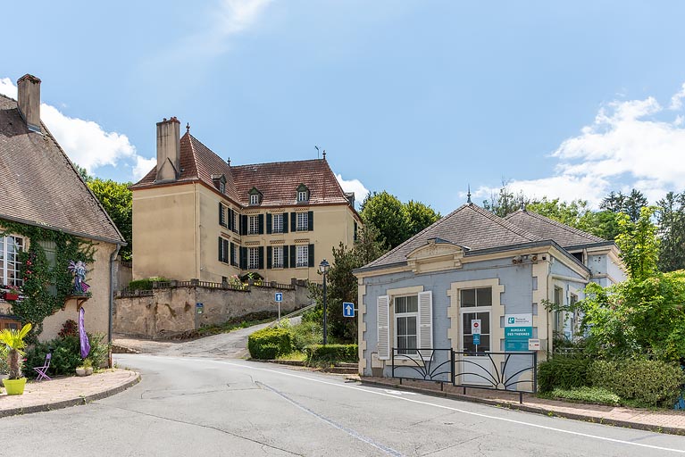 Vue depuis la place d'Aligre, avec un pavillon de l'établissement thermal à droite.