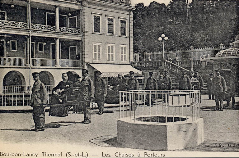Arrivée des chaises à porteurs dans la cour de l'établissement thermal (deuxième quart du 20e siècle).