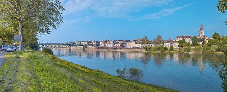 Le quai du Nord et la ville de Tournus depuis la rive gauche.