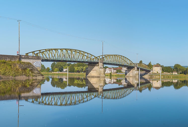Le pont de Fleurville, vu d'amont, depuis la rive gauche.