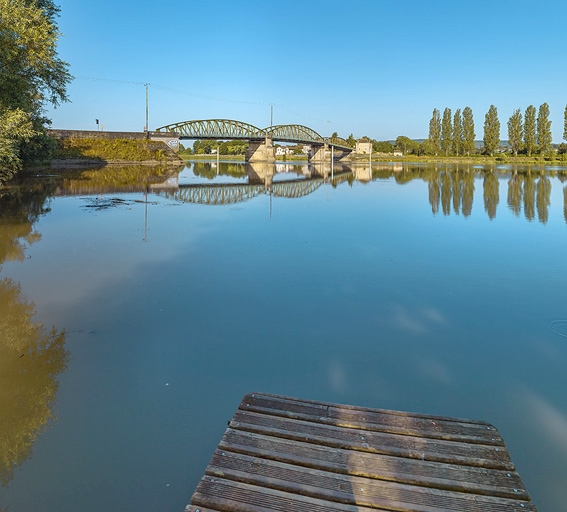 Le pont de Fleurville, vu d'amont et depuis la rive gauche.