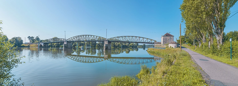 Le pont de Fleurville, vu d'amont, depuis la rive droite.