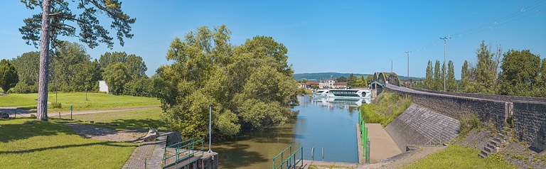 Le pont et le port de Fleurville vus depuis l'entrée du canal de Pont de Vaux, rive gauche.