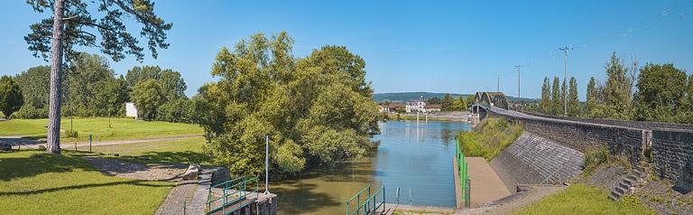 Le port et le pont de Fleurville vus depuis le canal de Pont de Vaux, rive gauche.