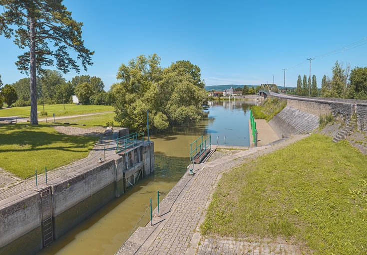 L'entrée du canal de Pont-de-Vaux à la hauteur du pont de Fleurville.