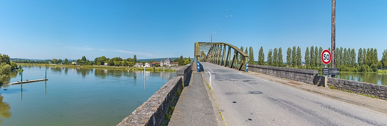 Le pont et le port de Fleurville depuis la rive gauche.