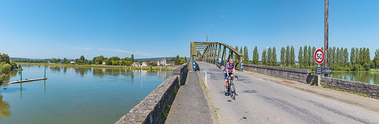 Le pont et le port de Fleurville depuis la rive gauche.