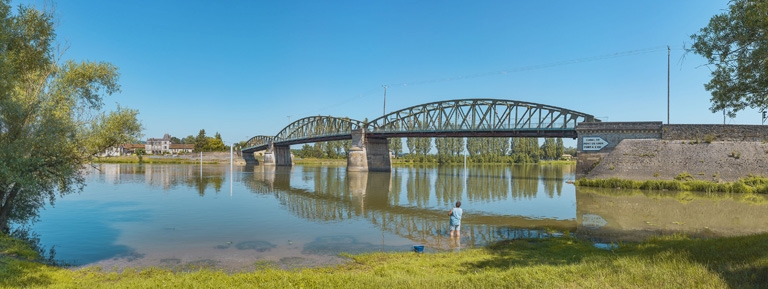 Le pont de Fleurville, vu d'aval, depuis la rive gauche.