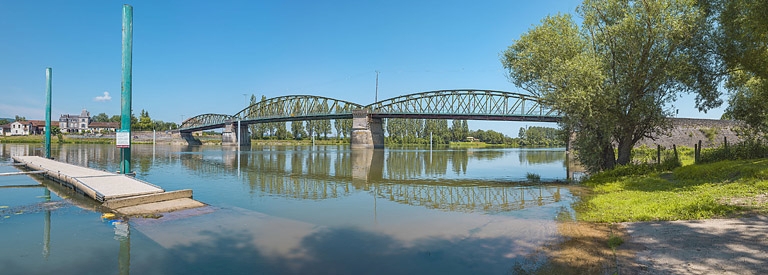 Le pont de Fleurville, vu d'aval, depuis la rive gauche.