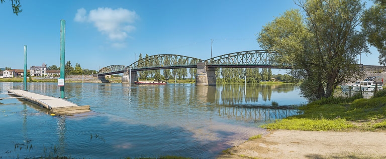 Le pont de Fleurville, vu d'aval, depuis la rive gauche.