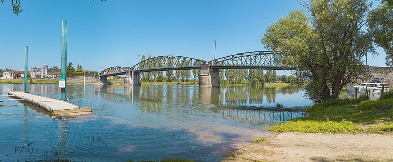 Le pont de Fleurville, vu d'aval, depuis la rive gauche.