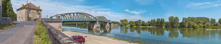 Le pont de Fleurville, vu d'aval, depuis la rive droite. La maison pontière se trouve au premier plan.
