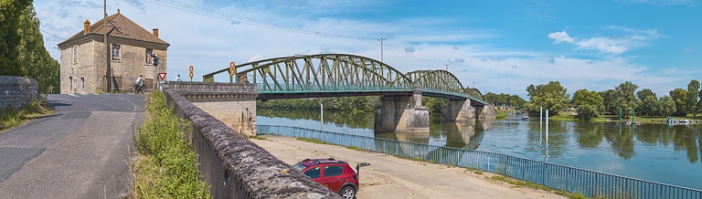 Le pont de Fleurville, vu d'aval, depuis la rive droite. La maison pontière se trouve au premier plan.