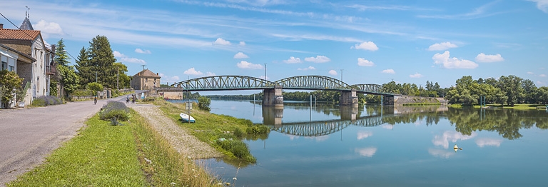 Le pont de Fleurville, vu d'aval, depuis la rive droite. Le port à gradins et la rampe se trouvent au premier plan.