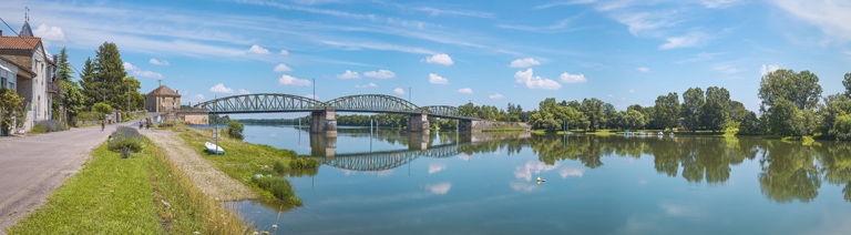Le pont de Fleurville, vu d'aval, depuis la rive droite. Le port à gradins et la rampe se trouvent au premier plan.