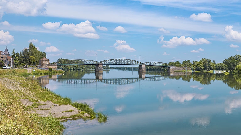Le pont de Fleurville, vu d'aval, depuis la rive droite. 