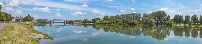 La Saône à la hauteur du pont de Fleurville, vu depuis la rive droite. 