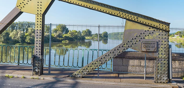 Détail de la structure métallique du pont et de la plaque "Schneider et Cie".