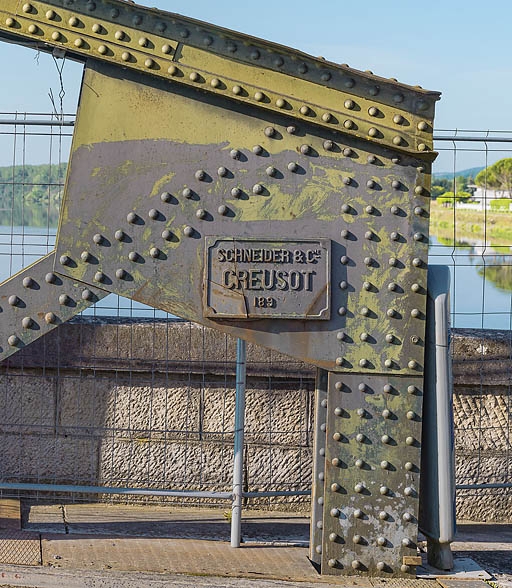 Détail de la structure métallique du pont et de la plaque "Schneider et Cie".