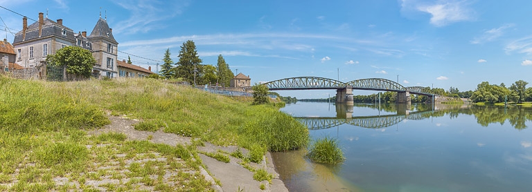 Le port à gradins de Fleurville, sur la rive droite. En arrière-plan le pont de Fleurville.