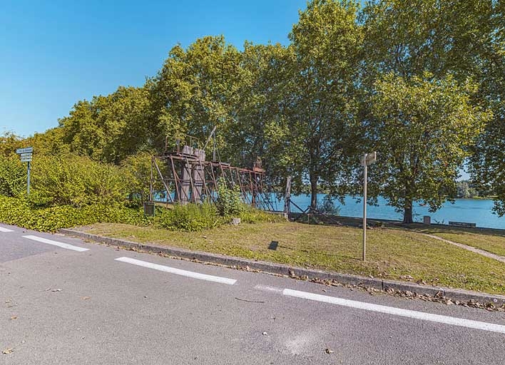 Les vestiges de l'ancien barrage de Thoissey à Mâcon.