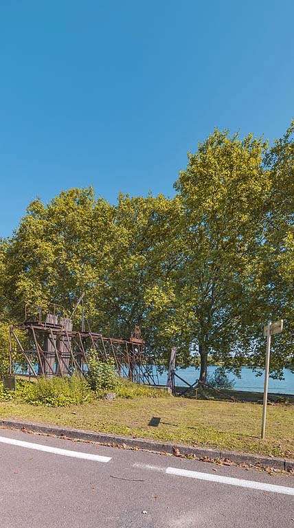 Les vestiges de l'ancien barrage de Thoissey à Mâcon.